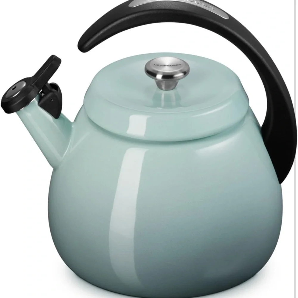 Le Creuset Red Cookware for Modern Kitchens - Picture 3 of 4